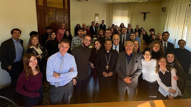 Participantes en el encuentro de Scholas con el Prefecto del Dicasterio para el Diálogo Interreligioso.