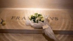 Palestinian President Abbas' floral tribute on Pope Francis' tomb (photo © George Jaraiseh)