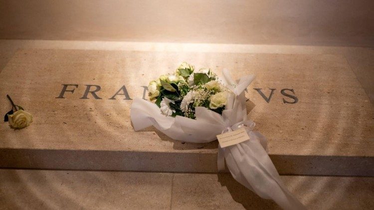 Der Blumenstrauß, den Palästinenserpräsident Abbas auf dem Grab von Franziskus niedergelegt hat (Foto © George Jaraiseh)