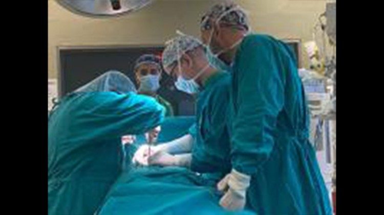 Ärzte vor Ort werden medizinisch ausgebildet