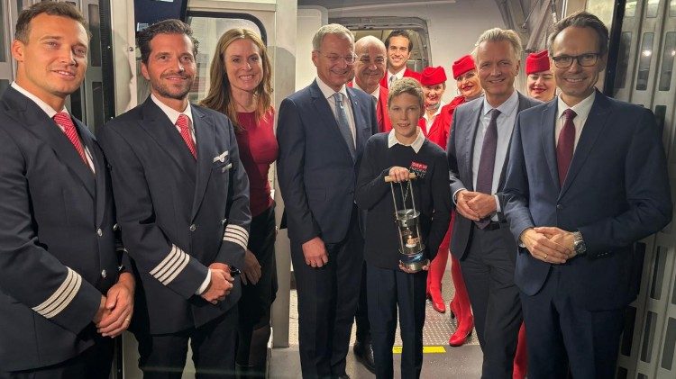 Ankunft „ORF-Friedenslicht aus Bethlehem“ am Flughafen Wien-Schwechat (Maria Theiner / ORF Oberösterreich, Landeshauptmann Mag. Thomas Stelzer, ORF-Friedenslichtkind Florian Mitter, ORF Oberösterreich-Landesdirektor Klaus Obereder und Günther Madlberger / ORF Oberösterreich und Crew der Austrian Airlines)