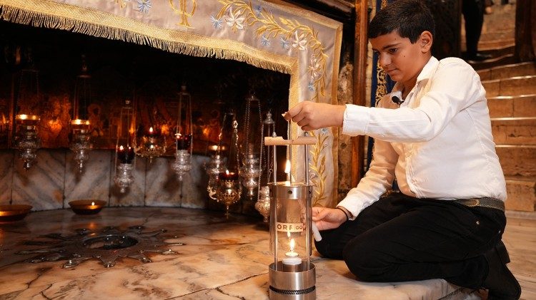 Der 11-jährige Jeries Fadi Khier aus Bethlehem entzündet das ORF-Friedenslicht in der Geburtsgrotte Jesu