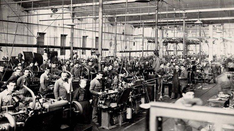 Operarios trabajando en la sección de producción de una fábrica.