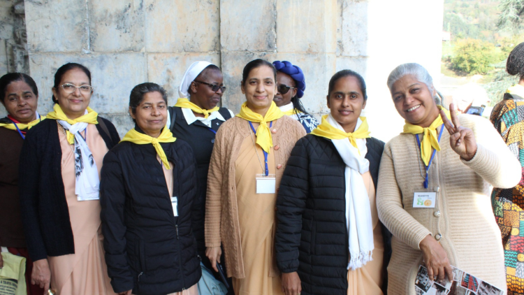 एक साथ (सिस्टर सांट्रिना तुमुसीमे,सीजे)