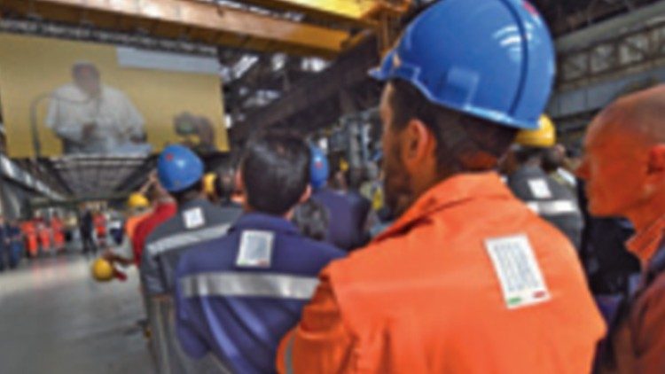 Algunos obreros durante la visita de Francisco a Génova en 2011.