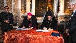 Арцыбіскуп Гінтарас Грушас і архіепіскап Нікітаc (Луліяс) падпісваюць абноўленую “Экуменічную хартыю”