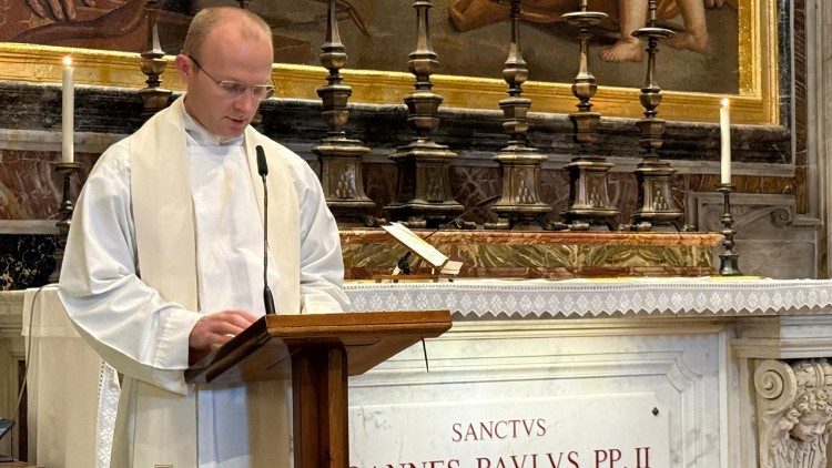 Ks. Wojciech Kućko podczas Mszy św. przy grobie św. Jana Pawła II (ks. Paweł Rytel-Andrianik)