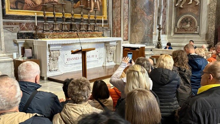 Uczestnicy Mszy św. przy grobie św. Jana Pawła II (ks. Paweł Rytel-Andrianik)