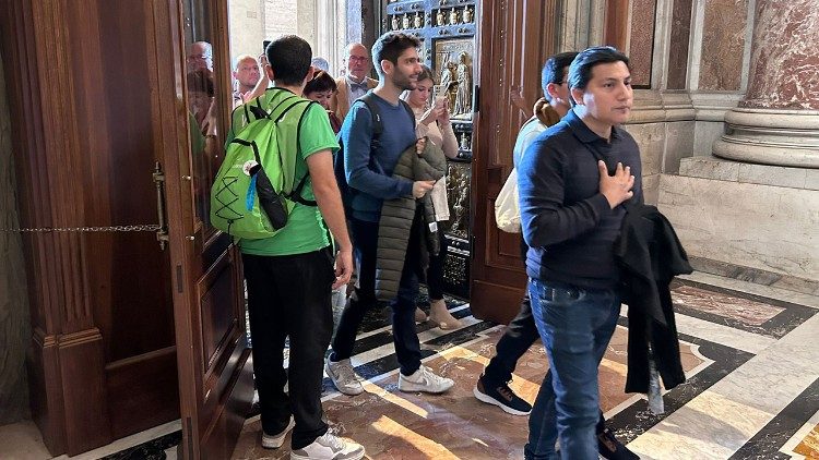 Pilger, die die Heilige Pforte durchschreiten