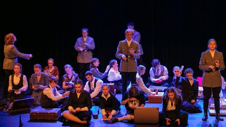 Szenenbild aus der Theaterproduktion „Wir sind ganz junge Bäumchen“ der Jungen Theaterakademie Offenburg. Schüler aus Deutschland und Frankreich erarbeiteten das Stück über die Deportationen nach Gurs. Es wurde vergangene Woche in Offenburg, Saarbrücken und Paris aufgeführt. Foto:  Armin Krüger