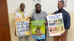 Os P. José Cabral (direita),  Padre Ezequiel Kapupa (esquerda) e P. Ângelo Rodrigues, responsáveis pelas Obras Pontifícias Missionárias nas Dioceses de Santiago e Mindelo