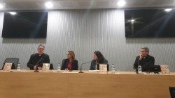 Conferința de presă de prezentare a expoziției "Lumină din lumină" (Sala Marconi, Palazzo Pio), 6 noiembrie 2025