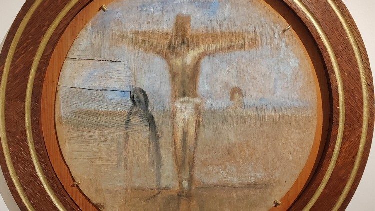 Mario Marcucci (Viareggio 1910-1992)  Crocifissione, 1940 са.  sul retro: Vaso di fiori  tempera su compensato, 39,5 cm diametro  provenienza: Roma, Collezione di Leone Piccioni dono di Gloria e Giovanni Piccioni, 12/01/2024 Città del Vaticano, Musei Vaticani, Collezione d'Arte  Moderna e Contemporanea (foto Vatican News - Paolo Ondarza)