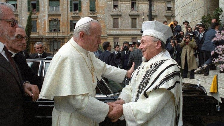Jan Paweł II i rabin Elio Toaff, doktor honoris causa KUL, fot. Vatican Media