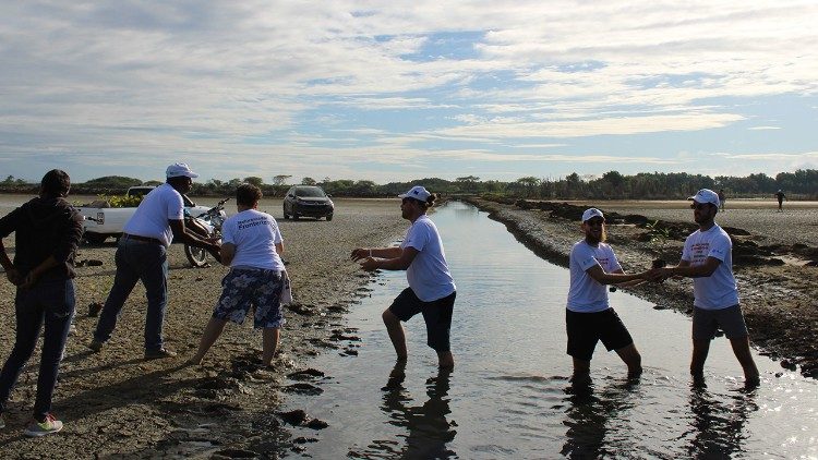 Una comunità locale coinvolta nei progetti della Fondazione Avsi. Fonte: Fondazione Avsi