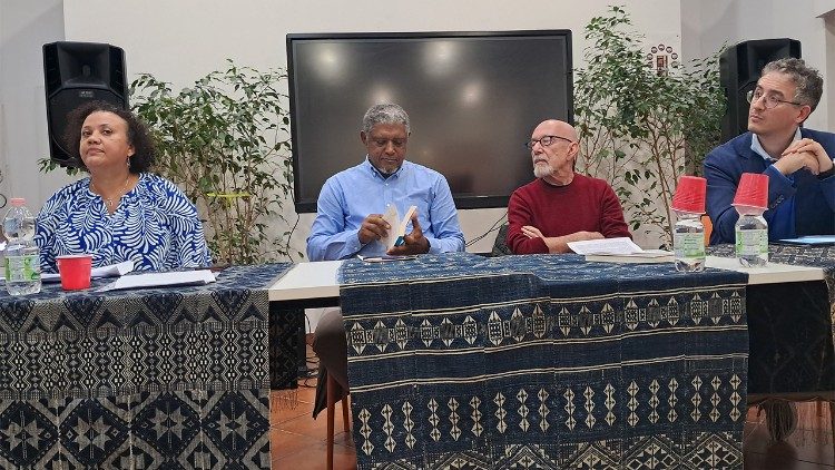  José Joaquim Cabral (com livro na mão) Alícia Araújo, Vincenzo Barca e Simone Celani, no encontro com a comunidade caboverdiana em Roma. 