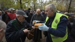 Лицарі Колумба спільно з братами-альбертинцями роздають хліб та продукти людям, які цього потребують, Запоріжжя, 8 листопада 2025 року. 