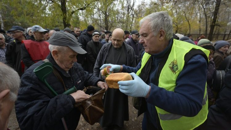 Kolumbo riterių savanoriai dalija duoną vargstantiesiems Zaporižioje (Ukraina)