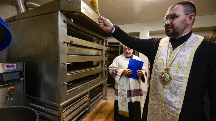 Владика Максим Рябуха, Донецький екзарх УГКЦ, та брат Максиміліан Шмігельський під час освячення тістоміса, Запоріжжя, 8 листопада 2025 року