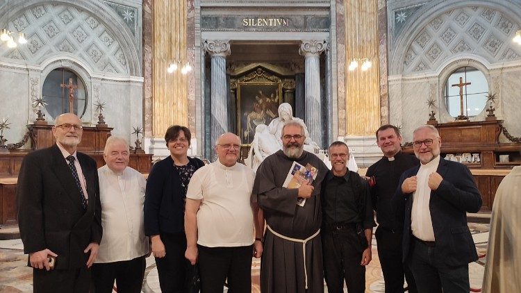 o. Agnello Stoia, proboszcz Bazyliki Watykańskiej z ks. Andrzejem Halembą i grupą zaangażowaną w prace katechizmu Nasza Droga do Boga 
