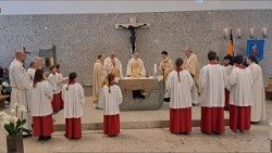 Hrvatski vjernici s nadbiskupom Kutlešom i biskupom Štironjom na misi u Poingu  