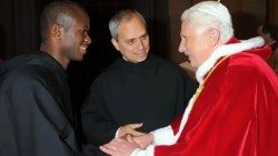 Le père Edward Daniang présenté au Pape Benoît XVI par le père Robert Prevost, alors prieur général des Augustins.