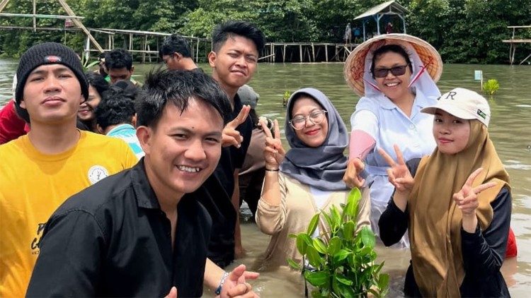 यह परियोजना संरक्षण से आगे बढ़कर, मछुआरों, छात्रों और धार्मिक समुदायों को अस्तित्व के संघर्ष में एकजुटता का प्रतीक बन गई है (© मथियास हरियादी - LiCAS न्यूज़)