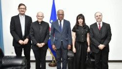 En la foto: Luis Miguel Modino, José Tolentino de Mendonca (PrefEcto Dicasterio para la Cultura y Educación), José Ulisses Correia e Silva (Primer Ministro de Cabo Verde), Emilce Cuda (Secretario PCAL), Alex Villas Boas (PUC Lisboa).