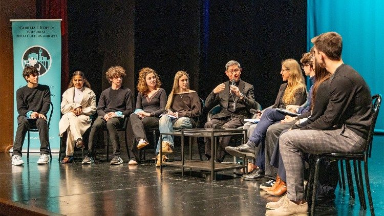 Il cardinale Tagle in dialogo coi giovani a Gorizia (foto © Ilaria Tassini)