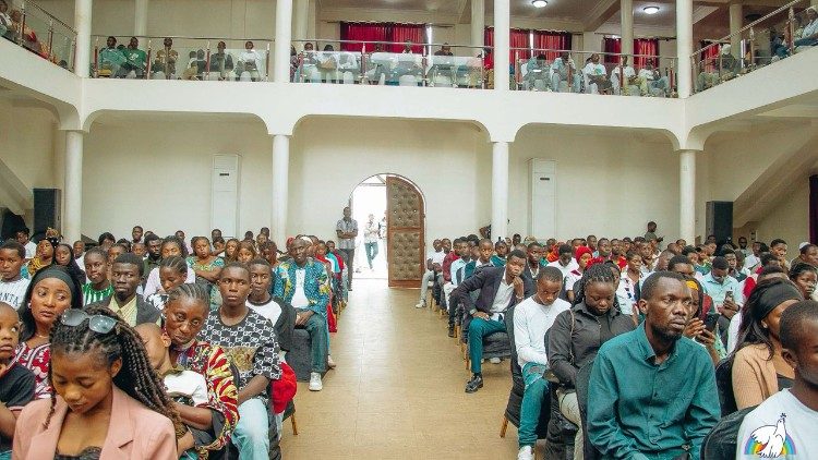 Vue de l'ensemble des représentants religieux et civiles venus à cette rencontre