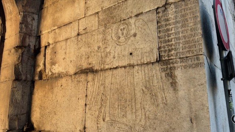 L'immagine di San Michele Arcangelo su Porta San Sebastiano - Foto: Vatican News - Paolo Ondarza