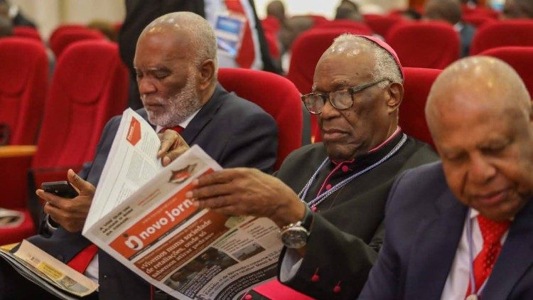 Dom Zakarias Kamuenho entre dois políticos do MPLA