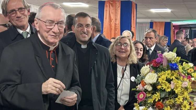 Il cardinale Parolin con lo staff del Centro "Giovanni Paolo I".