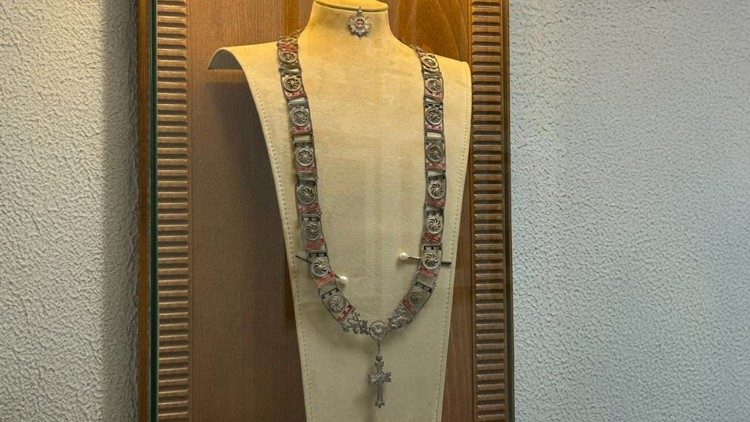 Ռաֆայէլ Պետրոս ԻԱ․Պատրիարքական Բարձրագոյն Շքանշանով Պատուեց Մեսրոպեան Վարժարանը