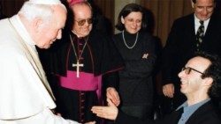 Jan Paweł II podczas spotkania z aktorem i reżyserem Roberto Benignim