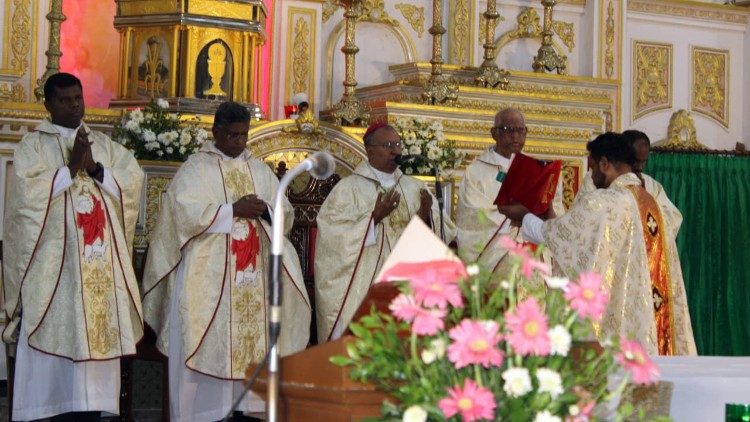 ஆயர் தலைமையில் கூட்டுத் திருப்பலி 