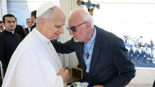 Papa com brasileiros liderados por Pe. Renato Chiera, fundador da Casa do Menor