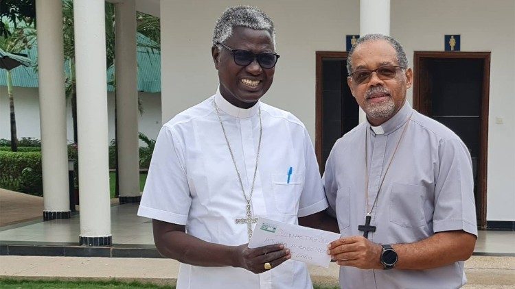 Dom José Lampra Cá (Bispo de Bissau) e Dom Ildo Fortes (Bispo de Mindelo)