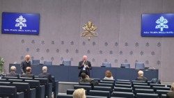 Encuentro con los periodistas en la Oficina de Prensa de la Santa Sede al final del congreso sobre Inteligencia Artificial y Medicina.