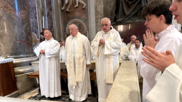 Licznie zebrani kapłani koncelebrwali Mszę św.