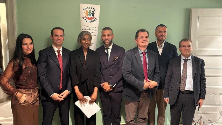 Membros do projeto Hands for Adoptions e da Casa Casa Helena, em Roma