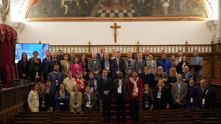 Foto de grupo no final da conferência em Salamanca sobre universidades católicas e comunicação.