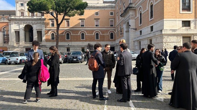 Alcuni studenti della PUL dopo la visita del Papa
