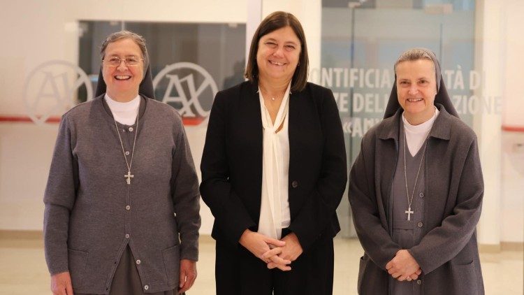 Da sin. madre Chiara Cazzuola, gran cancelliere della Facoltà Auxilium, la rettrice dell'Università Cattolica del Sacro Cuore Elena Beccalli e suor Piera Ruffinatto, preside della Facoltà Auxilium