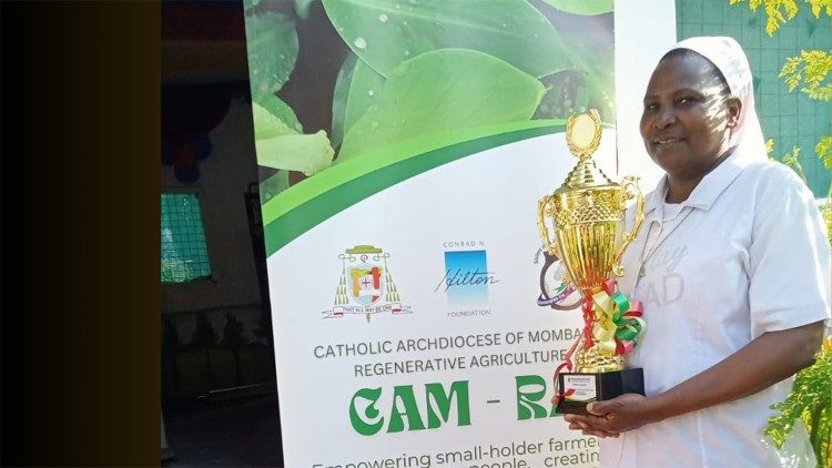 कृषि प्रदर्शनी में किए गए महान कार्यों के लिए ट्रॉफी प्रदान की गई