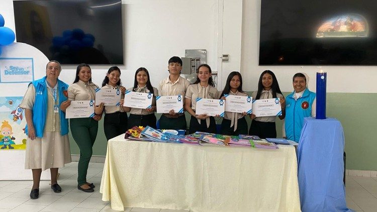 Estudiantes reciben el diploma después de terminar una etapa de formación como "Defensor de Vidas"