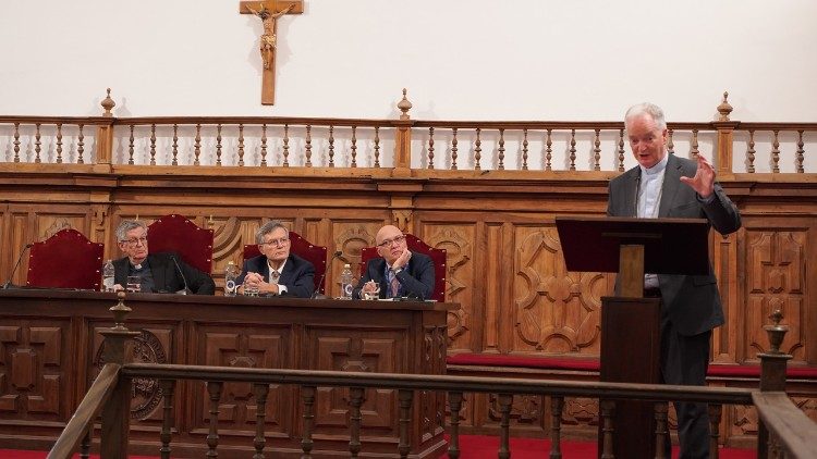 Monsenhor Tighe durante o congresso em Salamanca
