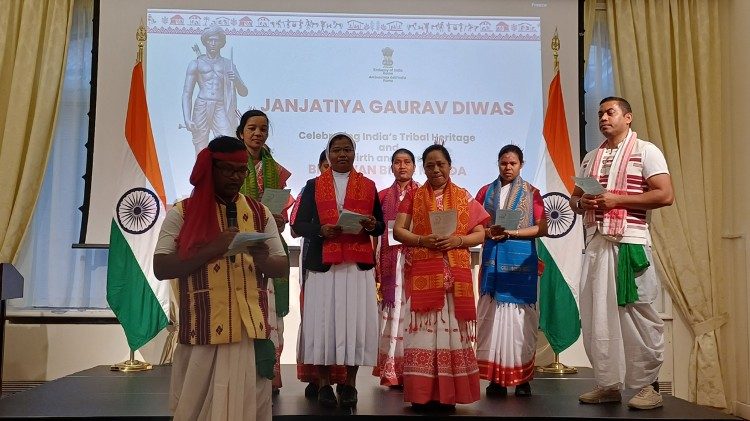 भगवान बिरसा मुंडा की जयन्ती के उपलक्ष्य में कार्यक्रम प्रस्तुत करते रोम के आदिवासी भाईबहनें