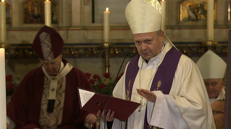 Pražský pomocný biskup Zdenek Wasserbaur při své promluvě nad rakví kard. Duky
