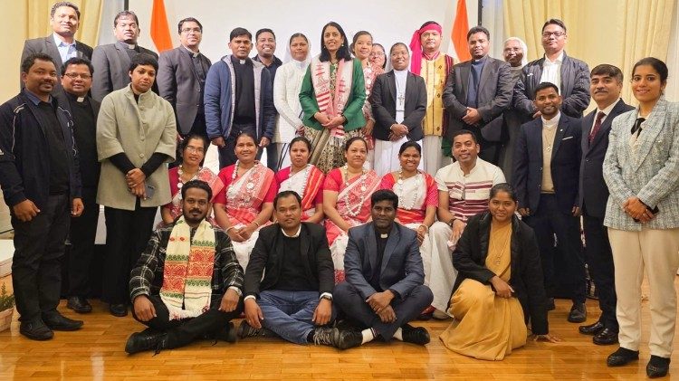 रोम में भारत की राजदूत वीणा राव के साथ रोम के अदिवासी